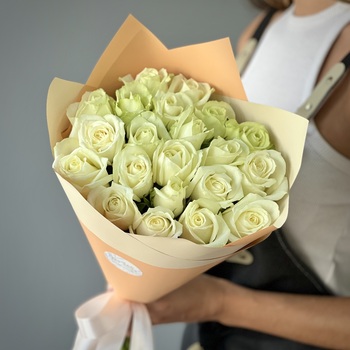 Букет из 21 белой розы 40 см