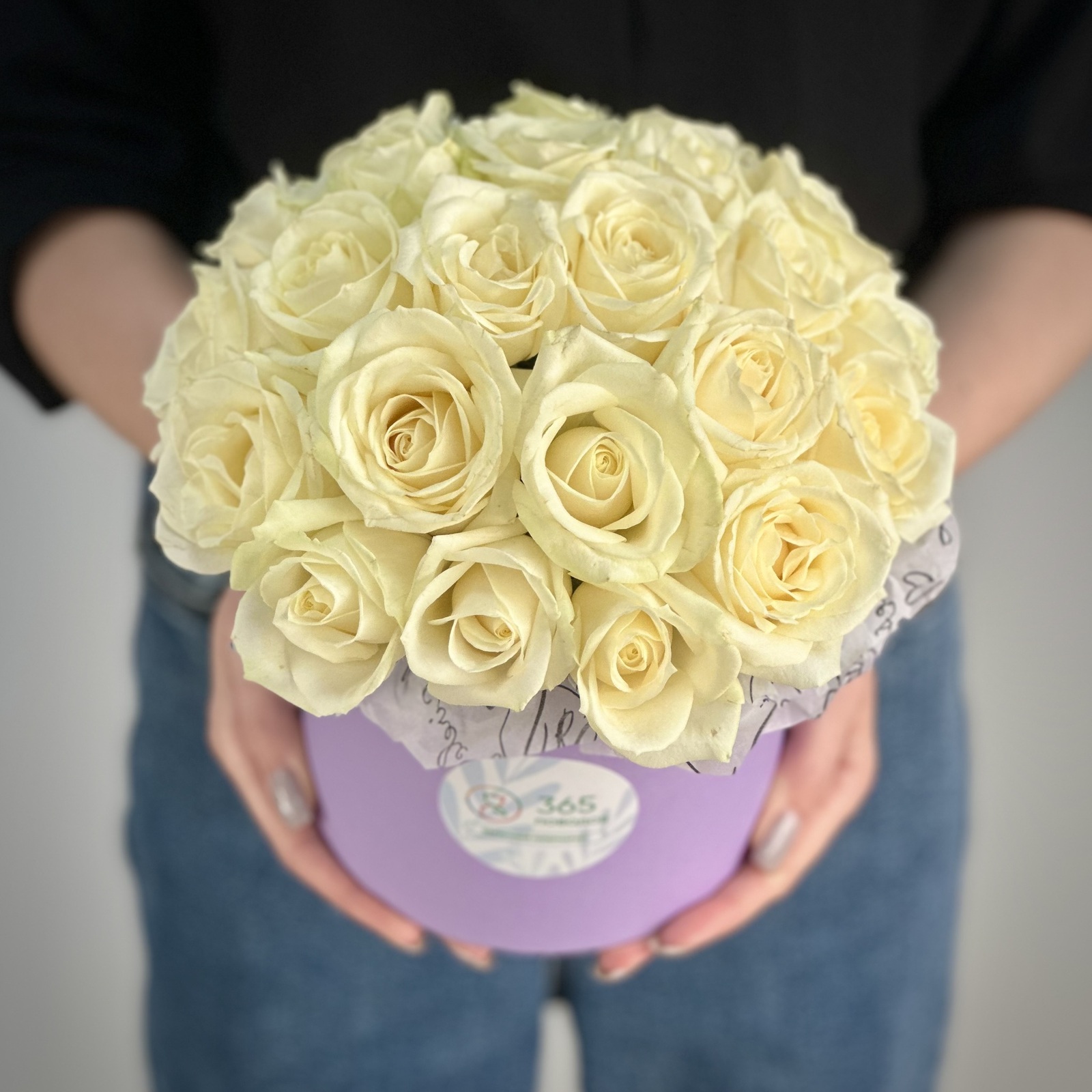 Белые розы в шляпной коробке S