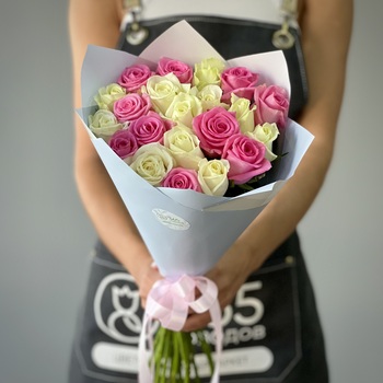 Букет из 21 белой и розовой розы 50 см