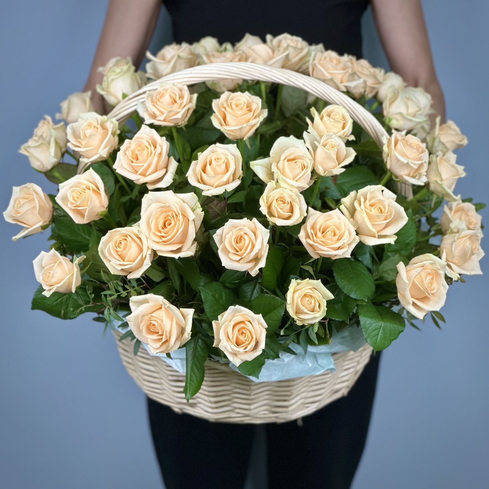 Корзина из 51 кремовой розы