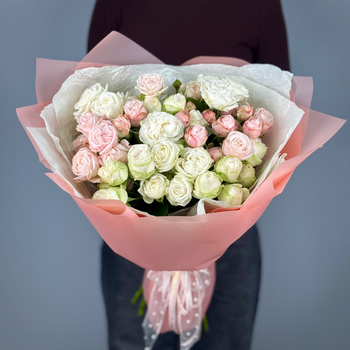 Букет из 11 кустовых розово-белых пионовидных роз