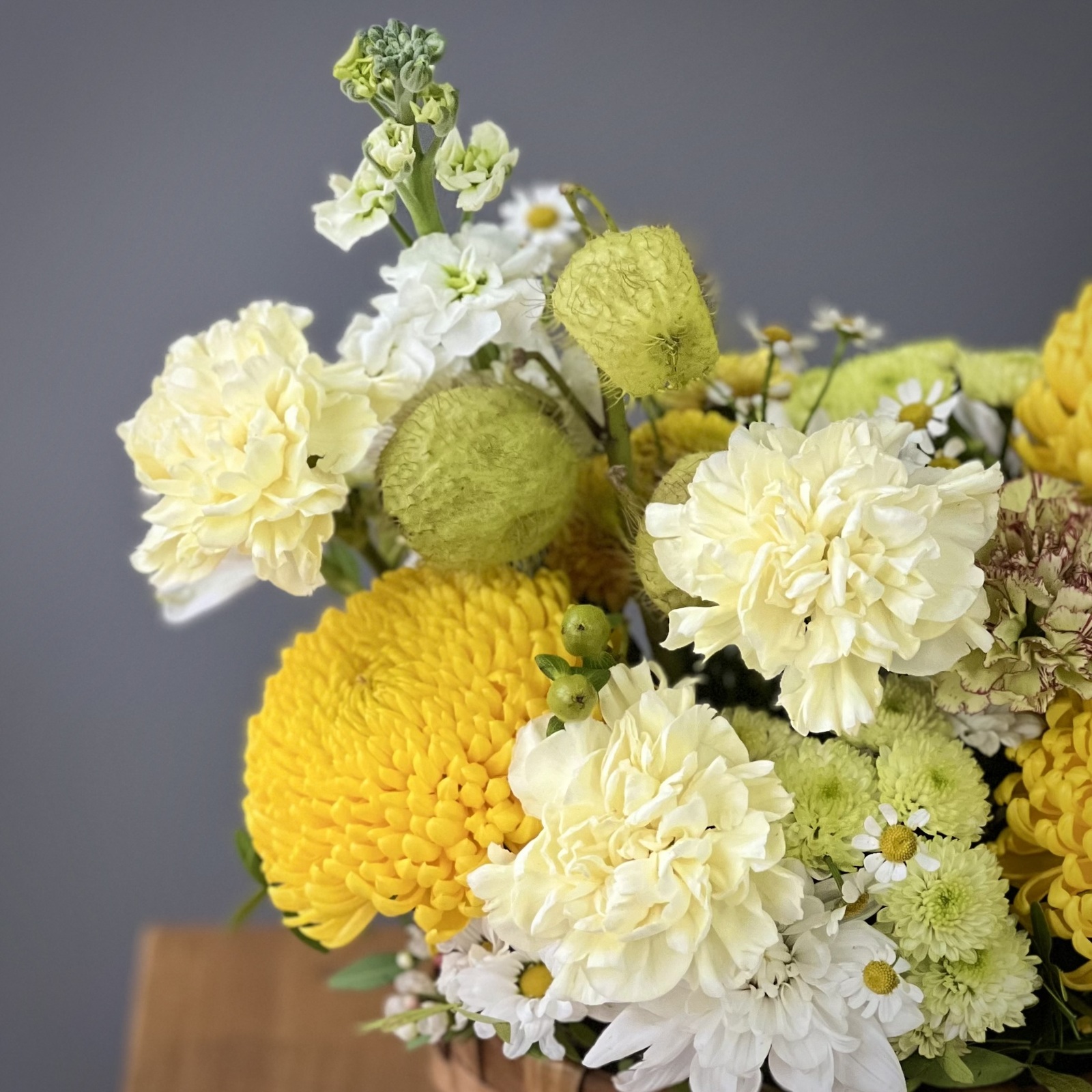 Цветы в корзине Радость