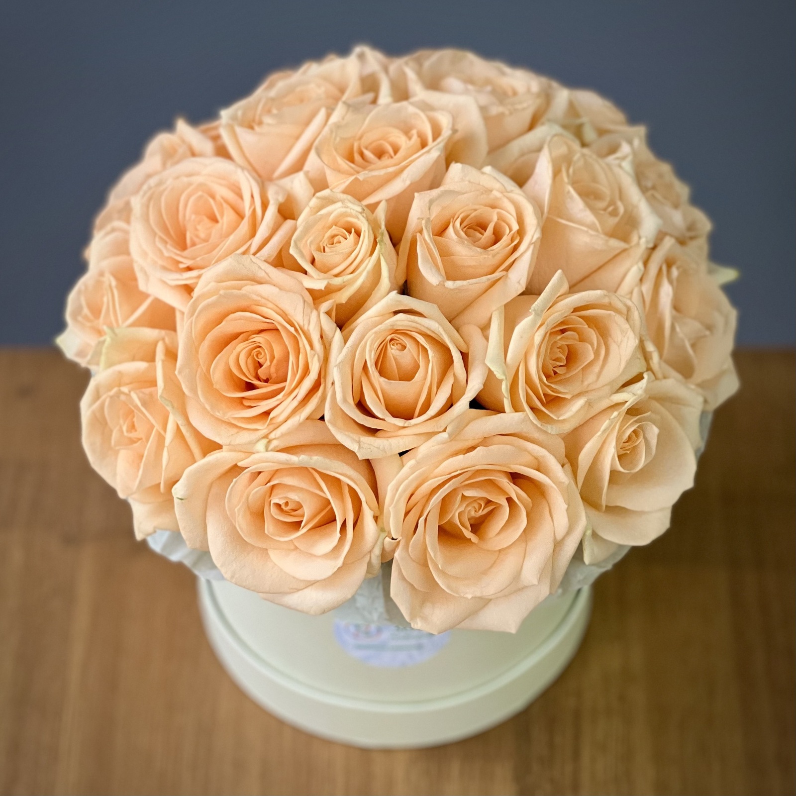 Кремовые розы в шляпной коробке S