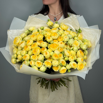 Букет из 41 кустовых желтых пионовидных роз
