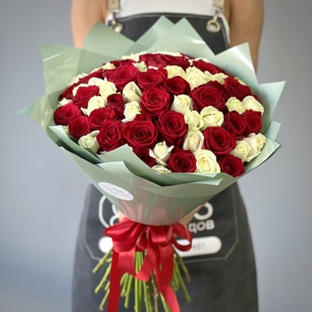 Букет из 71 красной и белой розы 40 см