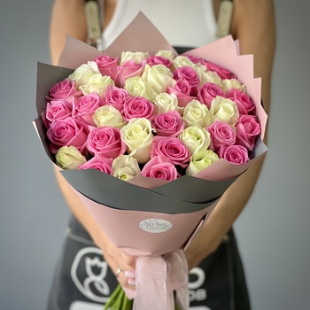 Букет из 41 белой и розовой розы 60 см