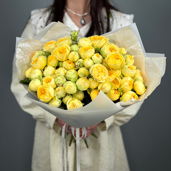 Букет из 15 кустовых желтых пионовидных роз