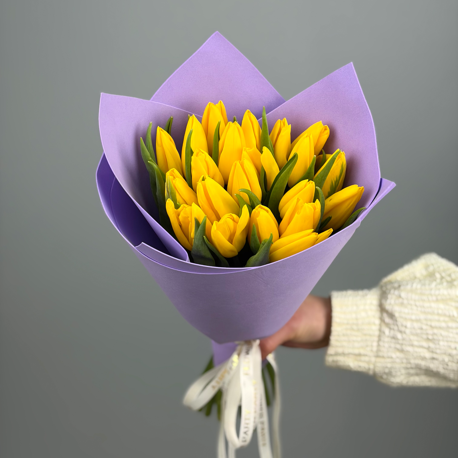 Букет из 21 желтых тюльпанов