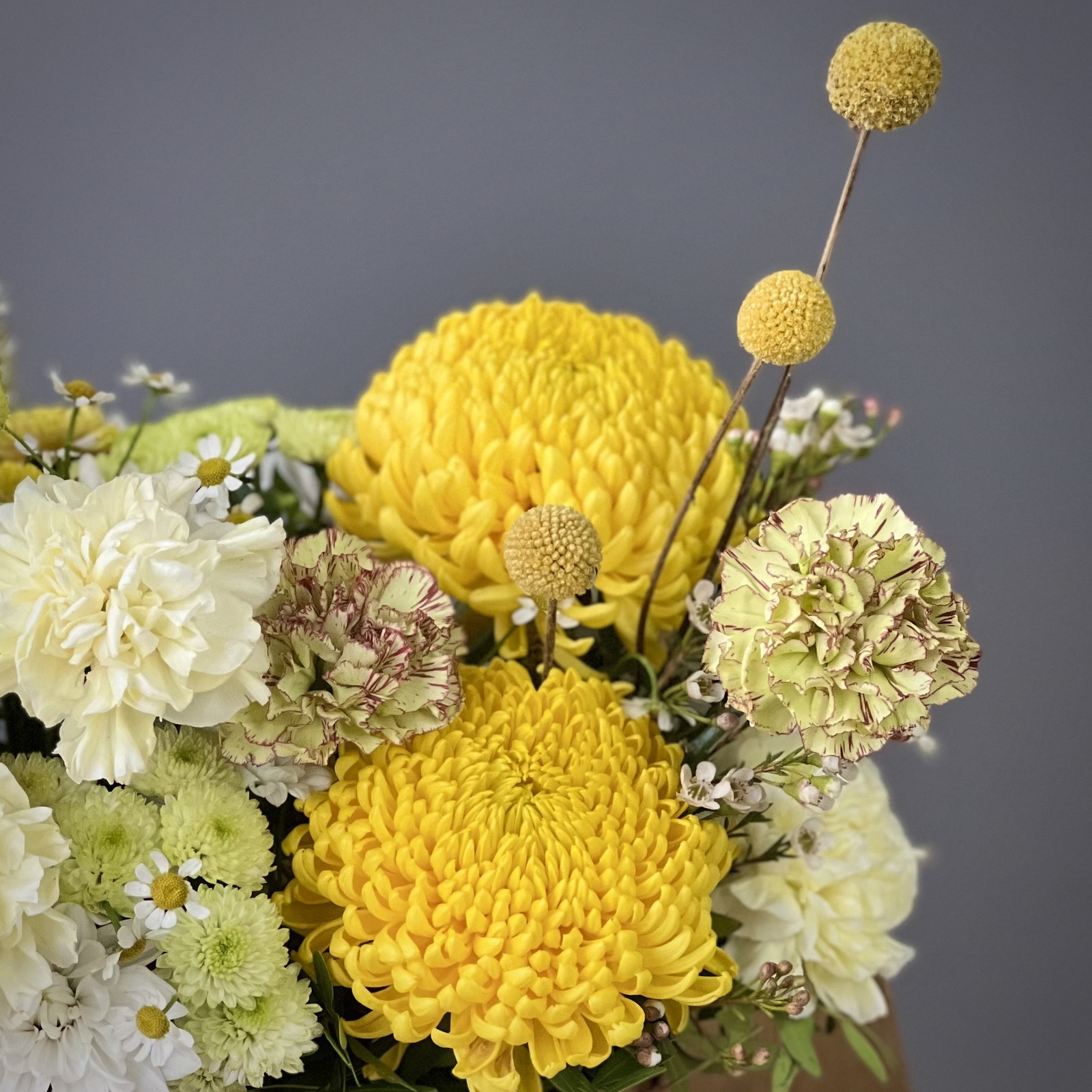 Цветы в корзине Радость