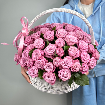 51 фиолетовая роза в корзине