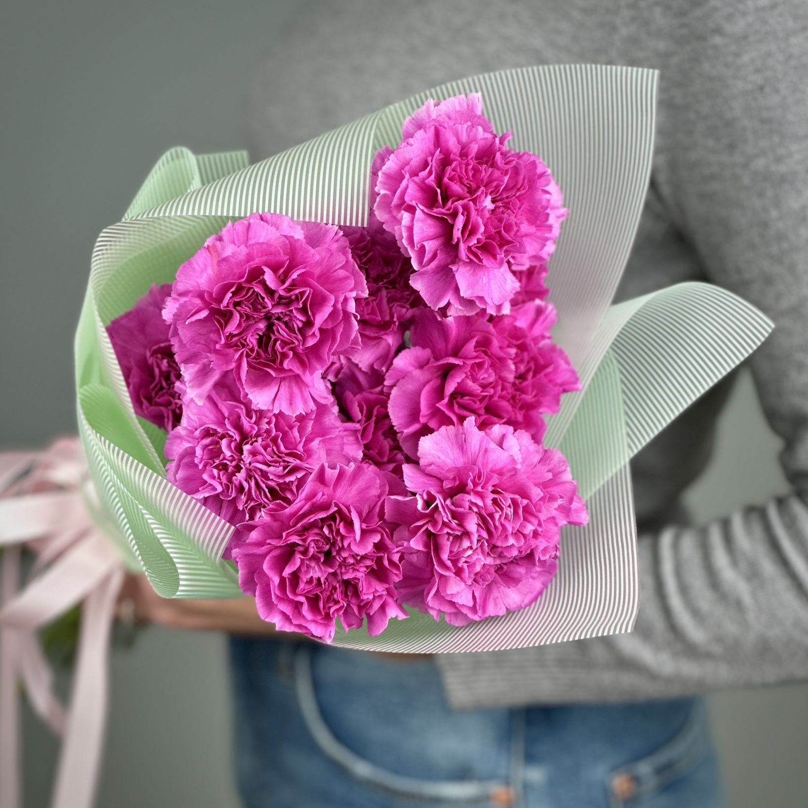 Букет из 11 малиновых гвоздик