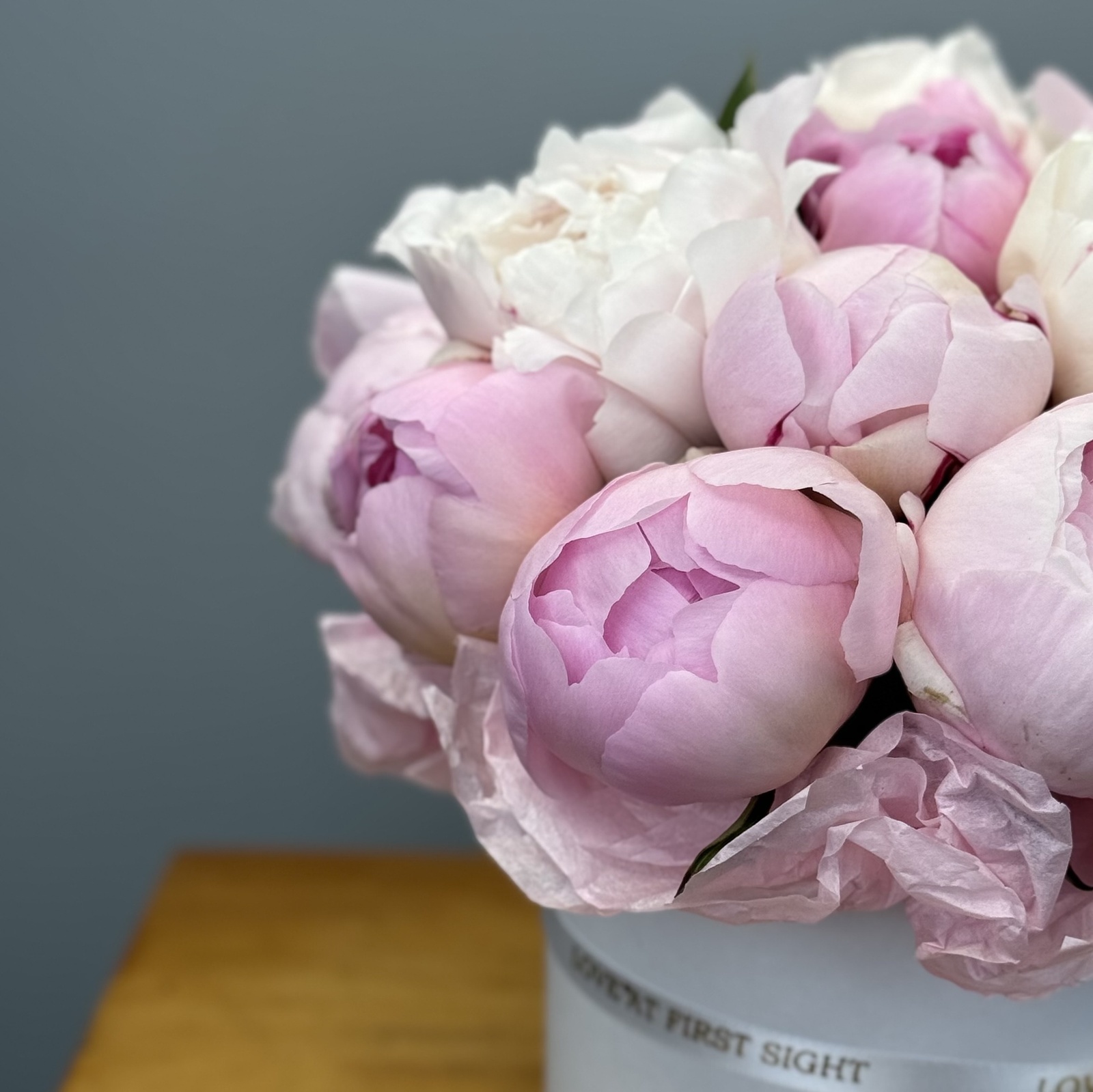 Цветы в коробке Пионы