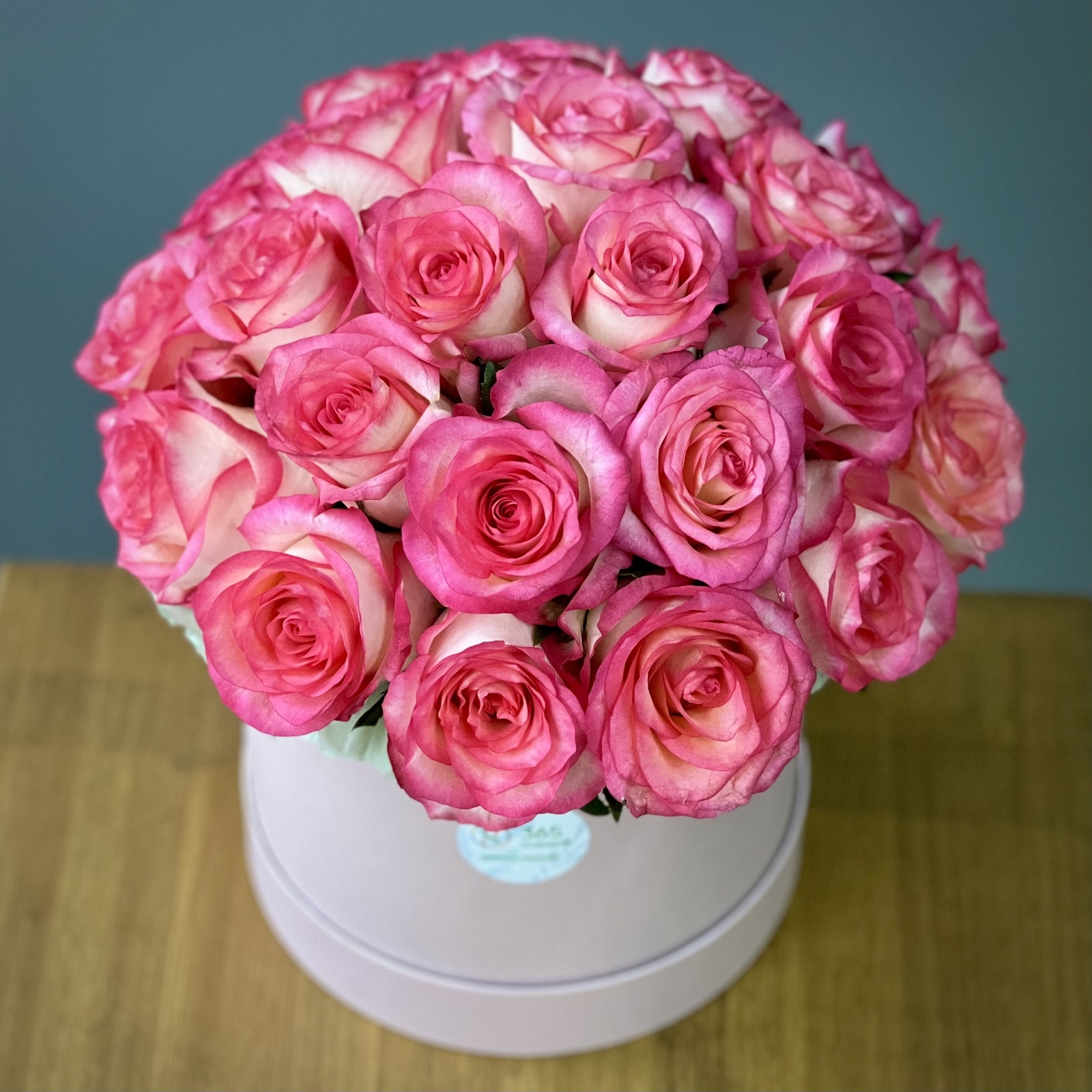 Розы Джумилия в шляпной коробке M