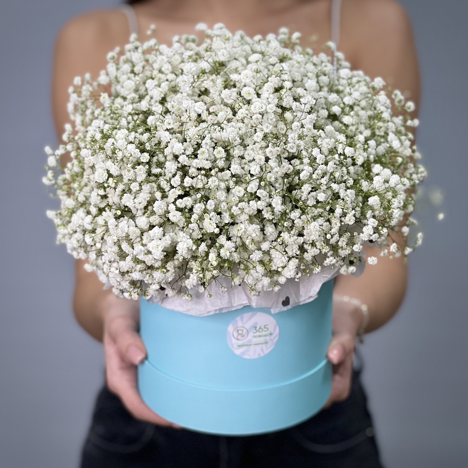 Белая гипсофила в шляпной коробке S