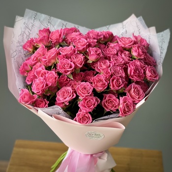 Букет из 25 кустовых малиновых роз