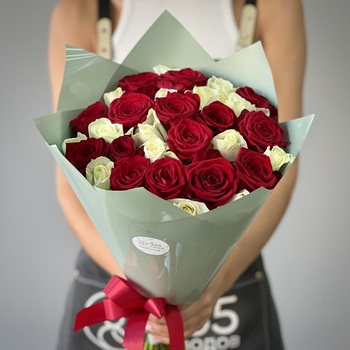 Букет из 31 красной и белой розы 40 см