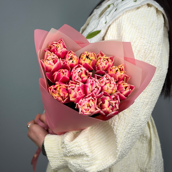 Букет из 15 малиновых пионовидных тюльпанов