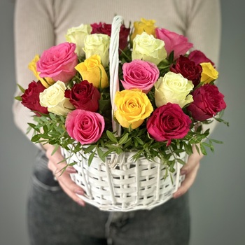 Корзина из 25 ярких роз