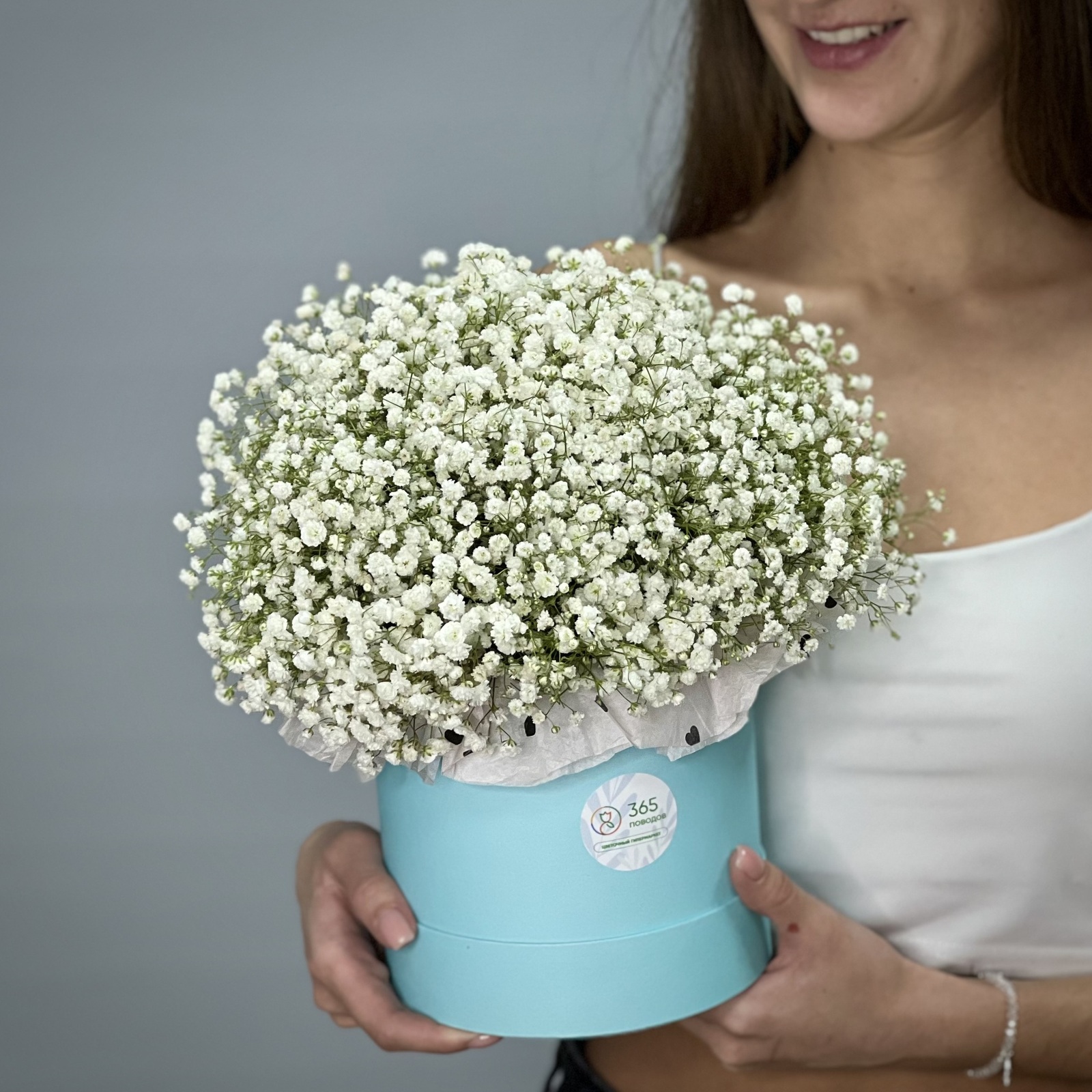 Белая гипсофила в шляпной коробке S