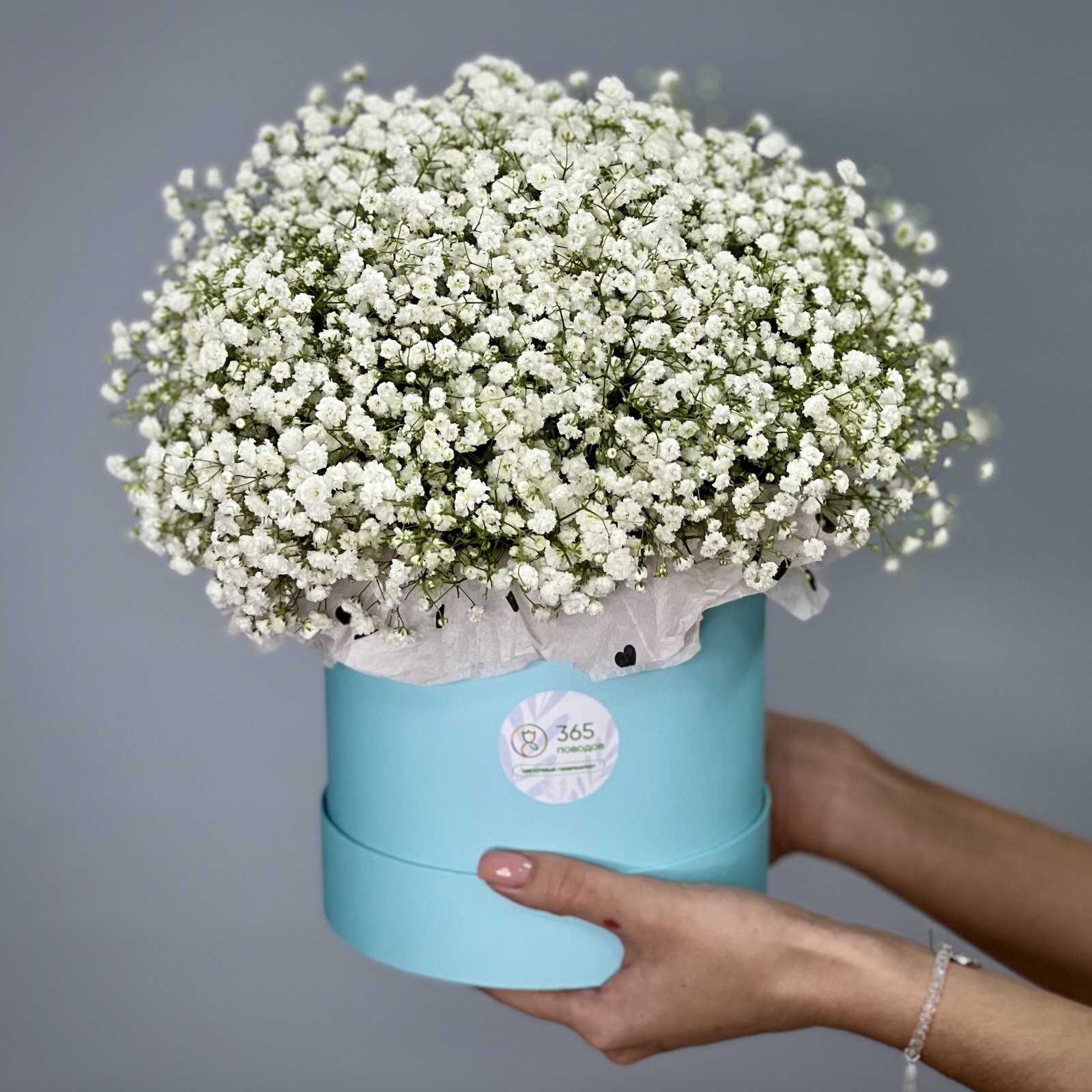 Белая гипсофила в шляпной коробке S