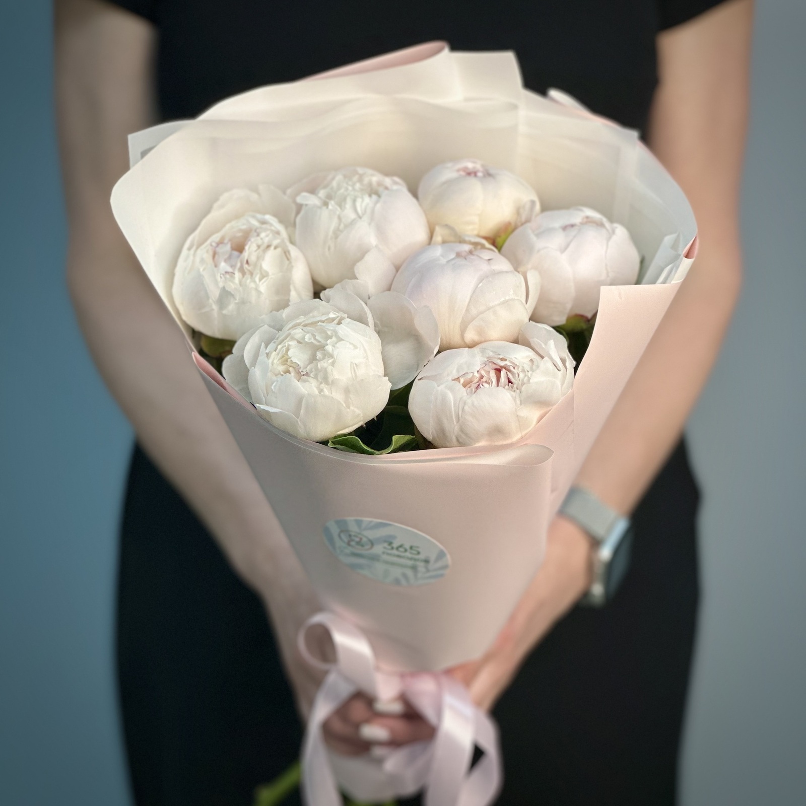 Букет из 7 бело-розовых пионов