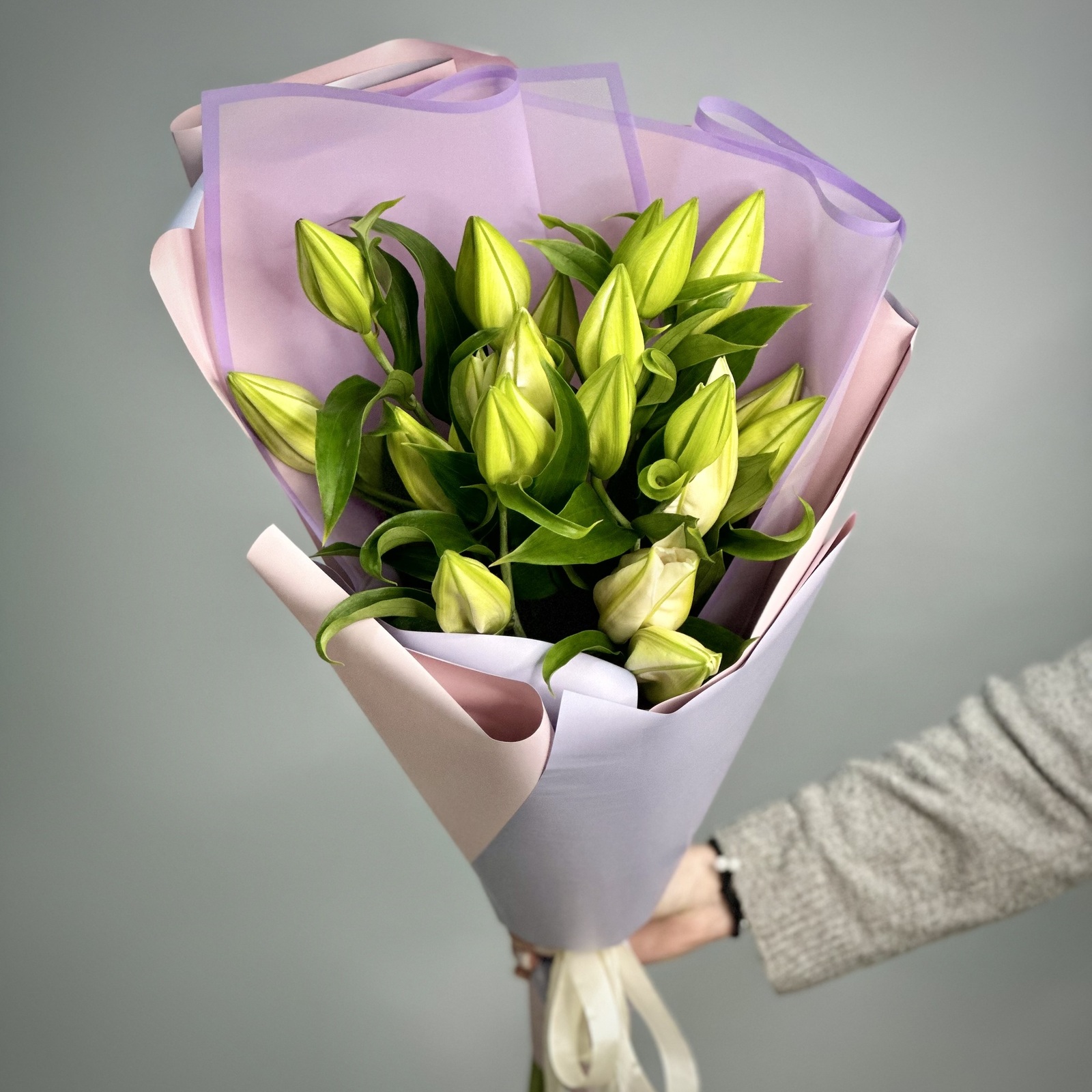 Букет из 5 белых лилий