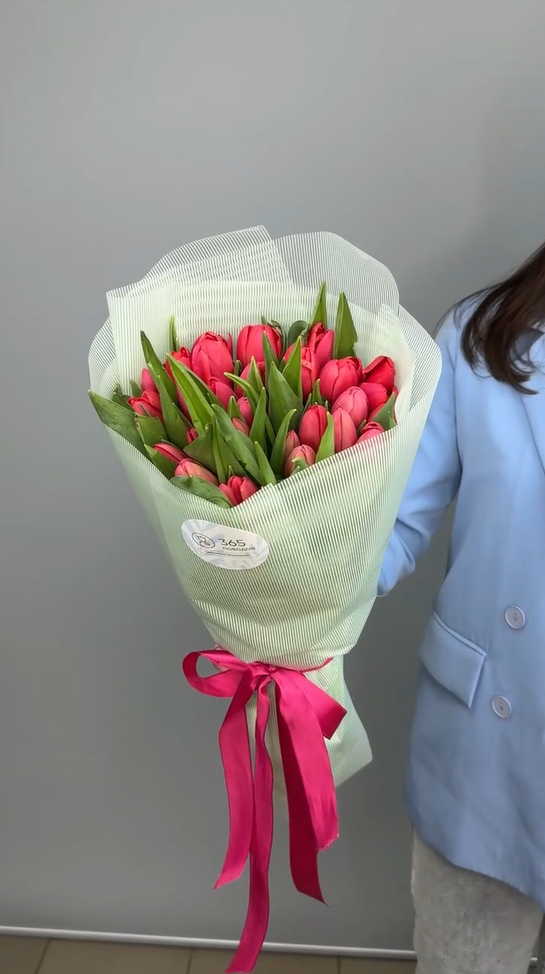Букет из 71 красных тюльпанов