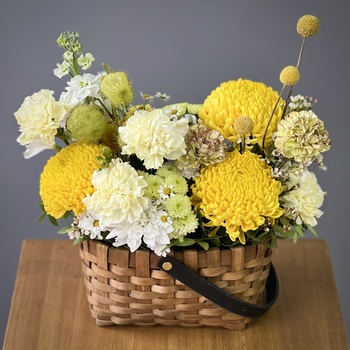 Цветы в корзине Радость