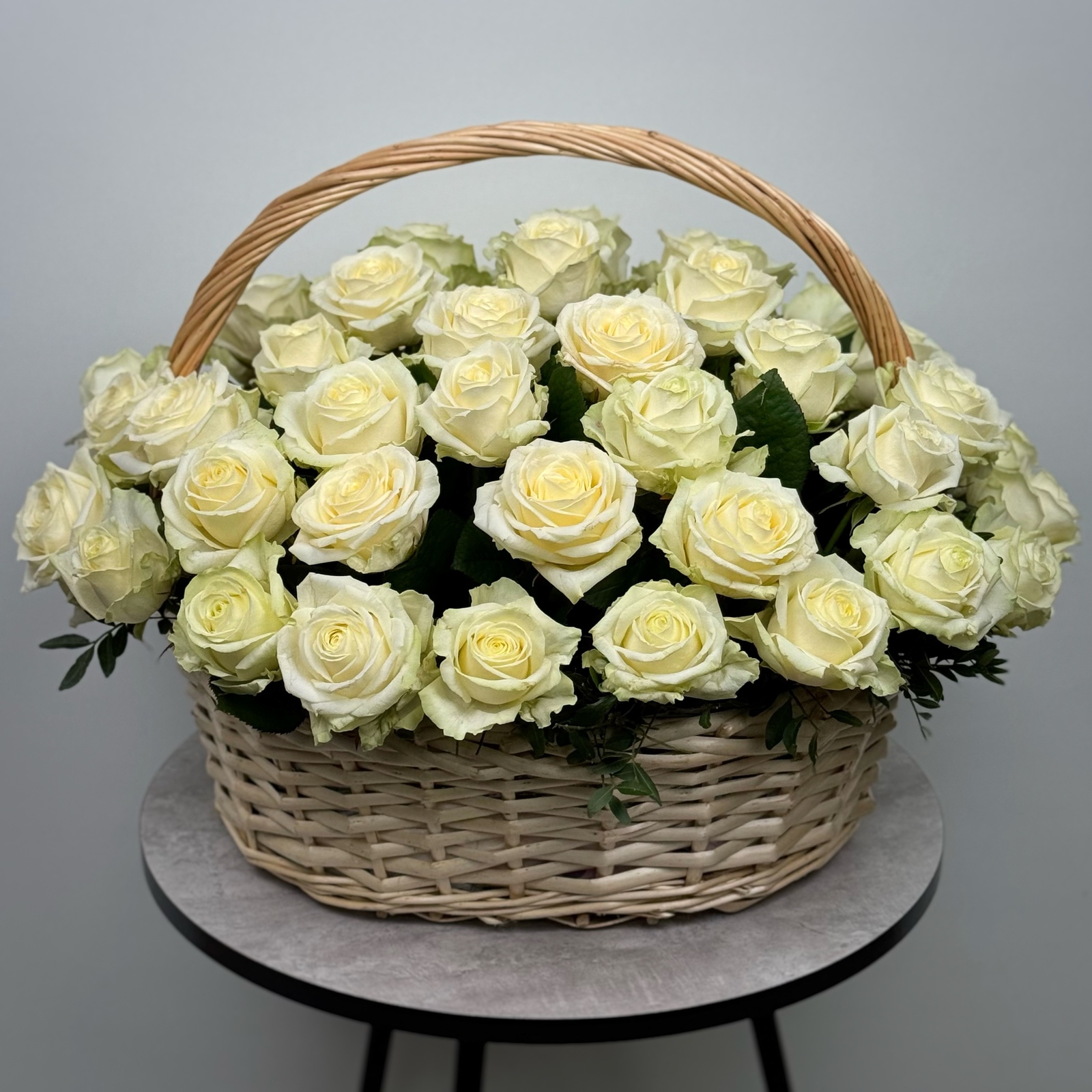 Корзина из 51 белой розы